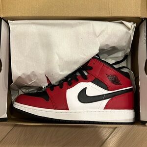 BNIB Jordan 1 Mid Chicago Black Toe (GS)